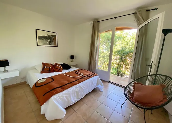Villa Vue Mer Donnant Sur Le Golfe De St Tropez, 2 Chambres, 6 Pers, Piscine Commune